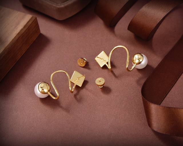 Valentino 华伦天奴 耳环重磅新品火爆网络来了 简约大方 时尚百搭 金色专柜一致 火爆款出货 设计独特 前卫 美女必备款！