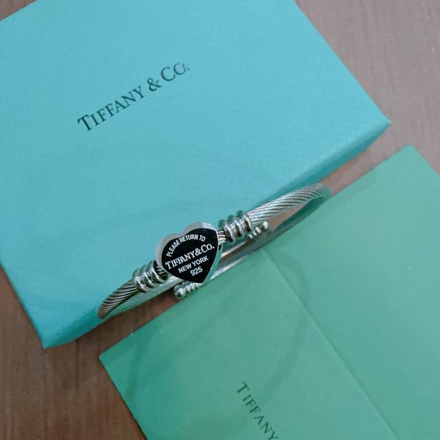 蒂芙尼手环手镯 Tiffny&Co. 专柜精工银版本 明星同款 复古做旧风 原版复刻 纯手工打造 ～正品开模潮流时尚必备 均可佩戴 情侣款同款 摇滚朋克银风格
