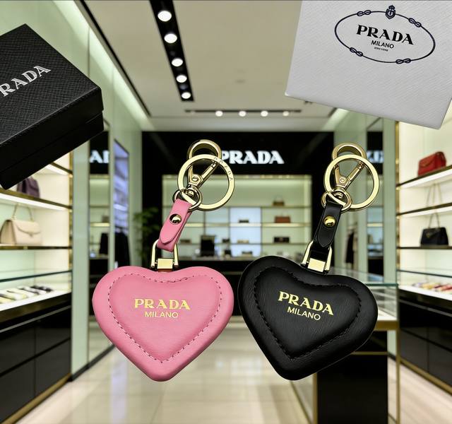 新品 -普拉达prada 520桃心爱心挂件 包挂 -经典原创设计 采用牛皮革精心制作，饰以经典的缉面线，搭配金色饰面金属
