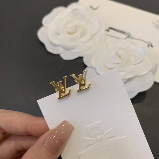Lv光面金色字母耳钉