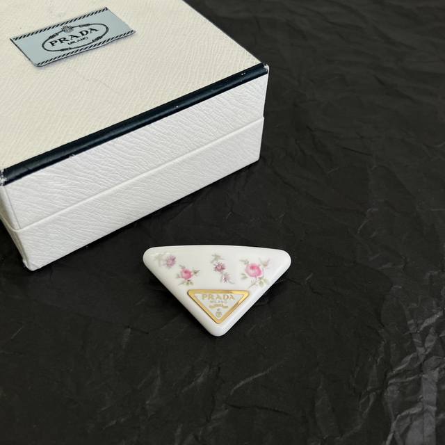 prada 普拉达 发夹 爆款新品 精致耐看 华丽登场，整体细节非常令人惊喜，典雅而时尚，突显法式高雅气息。