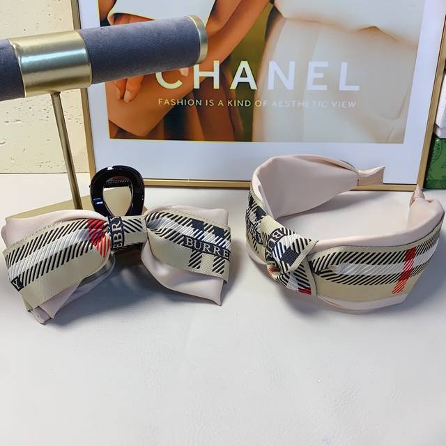 Burberry Headband Satin plaid headband, a luxurious and elegant style, a must-ha Burberry Headband Satin plaid headband, a luxurious and elegant style, a must-ha