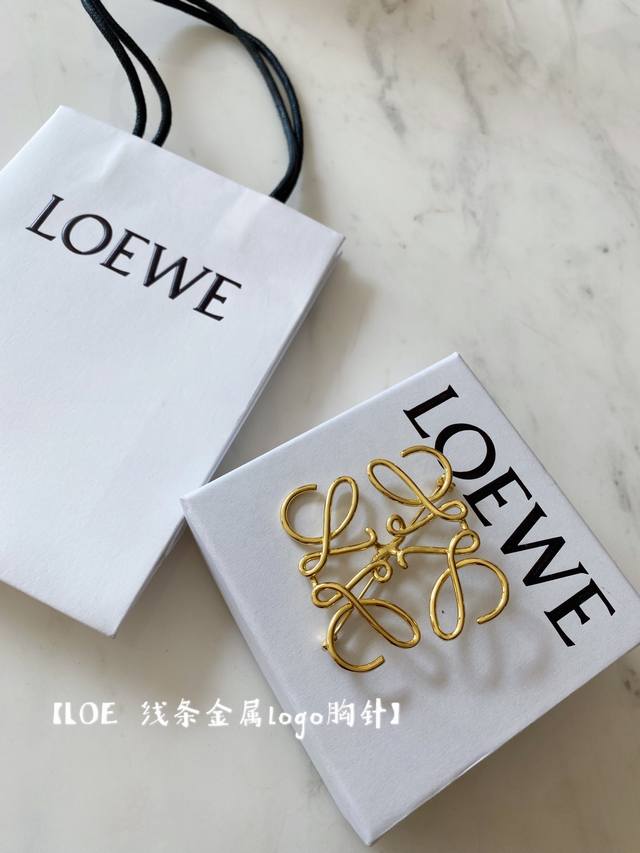 罗Yi威 线条金属Logo胸针 Loewe必入！超级经典的胸针！ 光泽度爆赞，超级流畅的金属线条 360度无死角的精致感，配任何裙子衣服都毫无违和感的经典Log