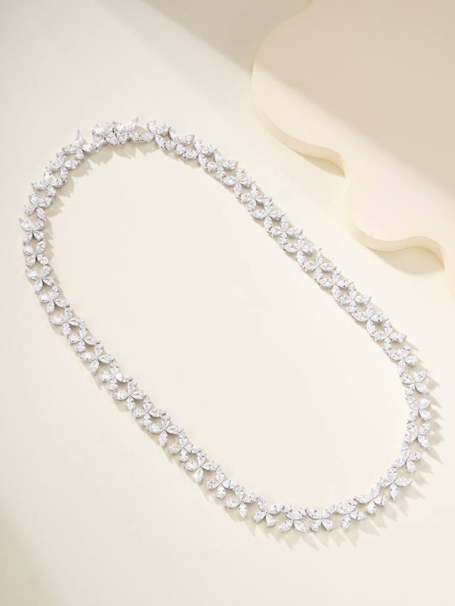 p价 40Cm 43Cm规格 Tiffany Victoria系列，看看女强人们都钟爱的Tiffany Victoria，采用马眼形切割的钻石圆形钻，塑造出花朵