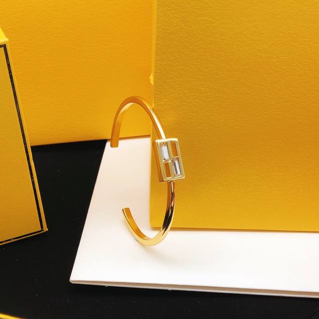 编号Fdsz0003 芬迪手镯镶钻