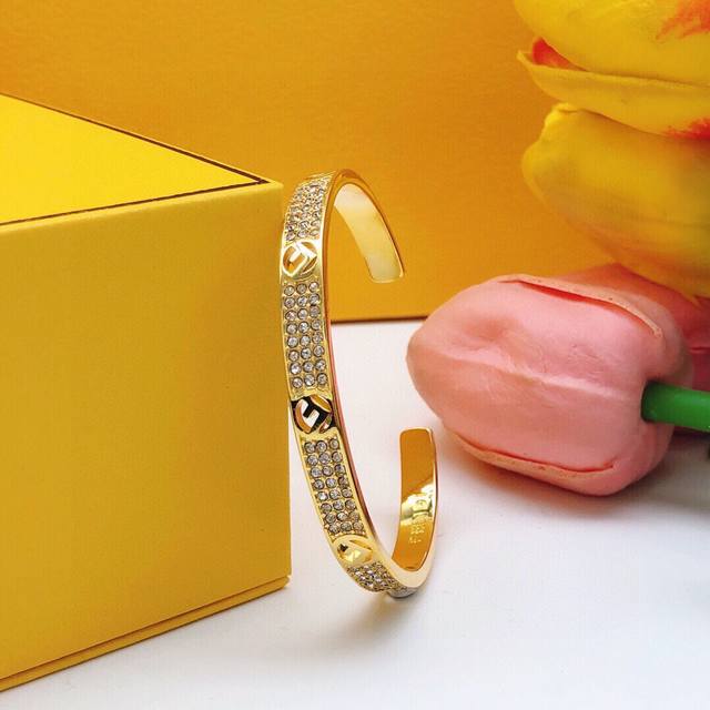 编号Fdsz0002 芬迪F手镯满天星 均码