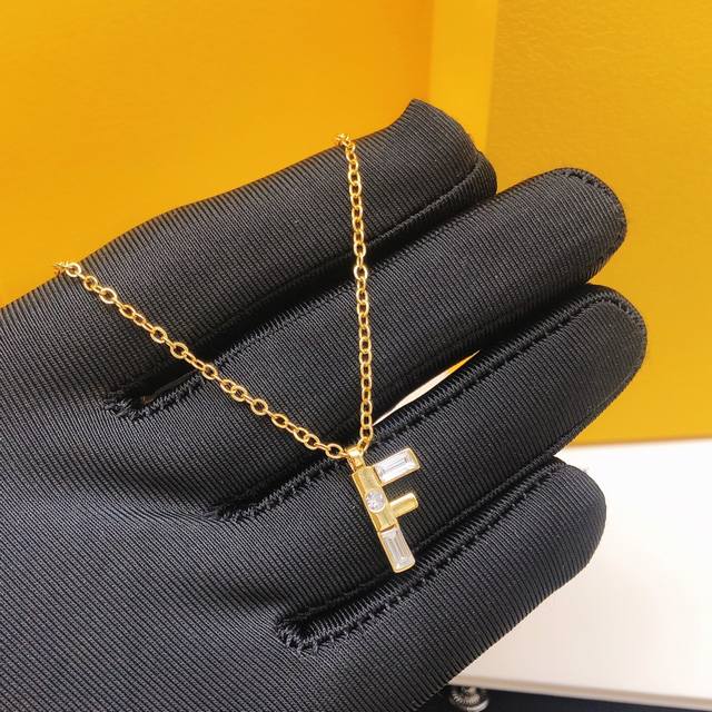 编号Fdxl0001 芬迪F字母项链镶钻