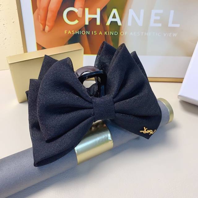 Ysl圣罗兰 杨树林发夹 钛钢Logo蝴蝶结抓夹 气质百搭 日常精致小单品 小仙女必入单品 宝藏款 闭眼入推荐款 单个配发箍盒