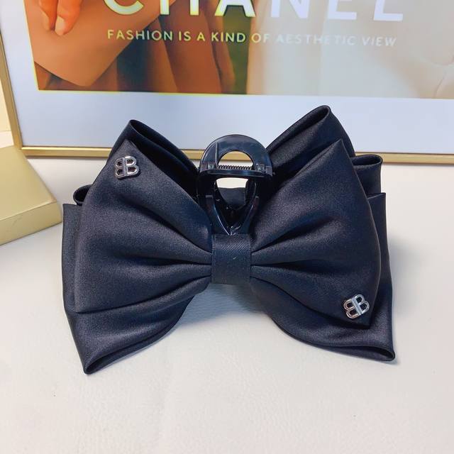 巴黎世家发夹 新款Logo蝴蝶结抓夹 气质百搭 日常精致小单品 小仙女必入单品 宝藏款 闭眼入推荐款 单个配发箍盒