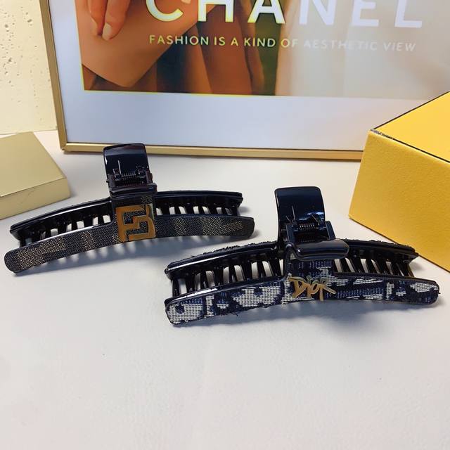 Fendi芬迪 Dior迪奥抓夹 老花钛钢Logo气质百搭 日常精致小单品 小仙女必入单品 宝藏款 闭眼入推荐款 单个配发箍盒