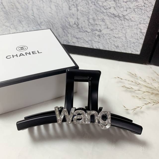 亚历山大王 Wang发夹 新款捷克钻 Logo抓夹 气质百搭 日常精致小单品 小仙女必入单品 宝藏款 闭眼入推荐款 单个配发箍盒