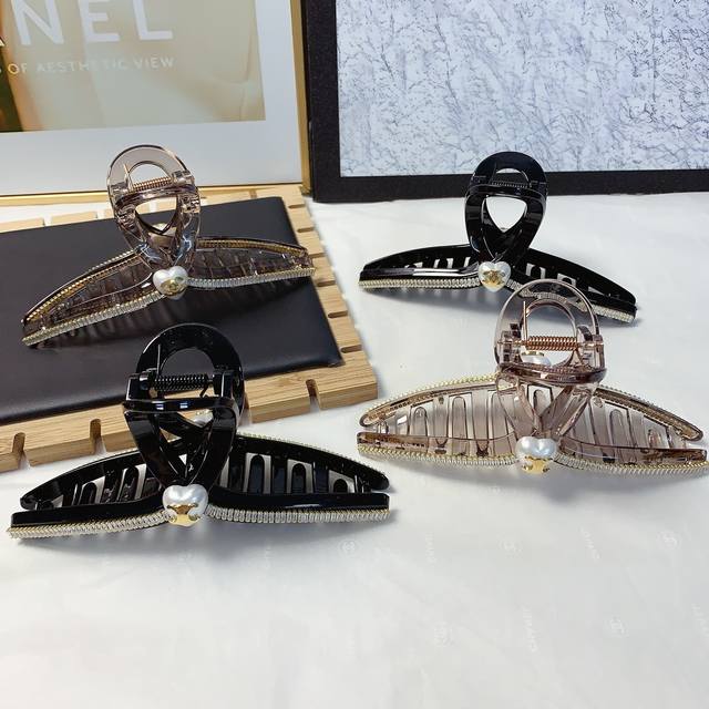 Chanel小香 Celine赛琳 捷克钻珍珠钛钢Logo抓夹 气质百搭 日常精致小单品 小仙女必入单品 宝藏款 闭眼入推荐款 单个配发箍盒