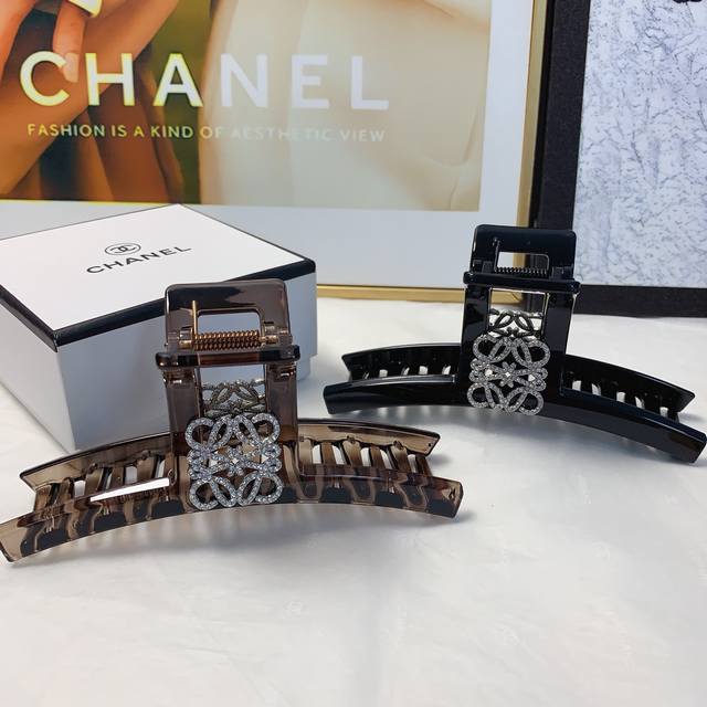 Loewe罗意威 Loewe发夹 镂空Logo抓夹 气质百搭 日常精致小单品 小仙女必入单品 宝藏款 闭眼入推荐款 单个配发箍盒