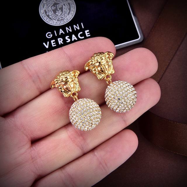 Versace 范思哲 美人头迷宫设计字母耳钉 美杜莎金色耳钉 走秀款 精选原版一致