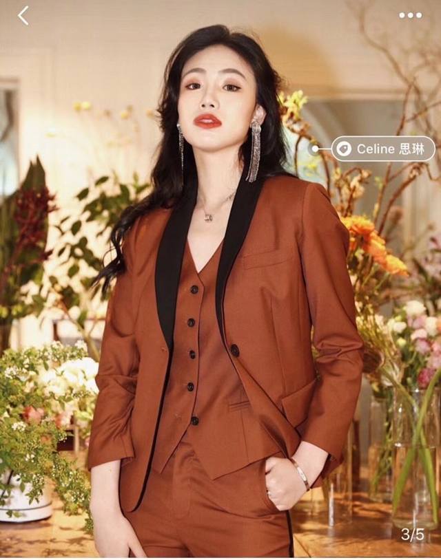 The latest darling for creating a stylish look! Celine's new clip-on tassel earr