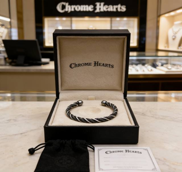 Chrome Hearts 克罗心 扭纹开口手镯 把复古与酷感焊在身上 扭纹肌理自带高级质感，开口设计适配各种手腕 每一处细节都藏着克罗心独有的美式朋克灵魂 日