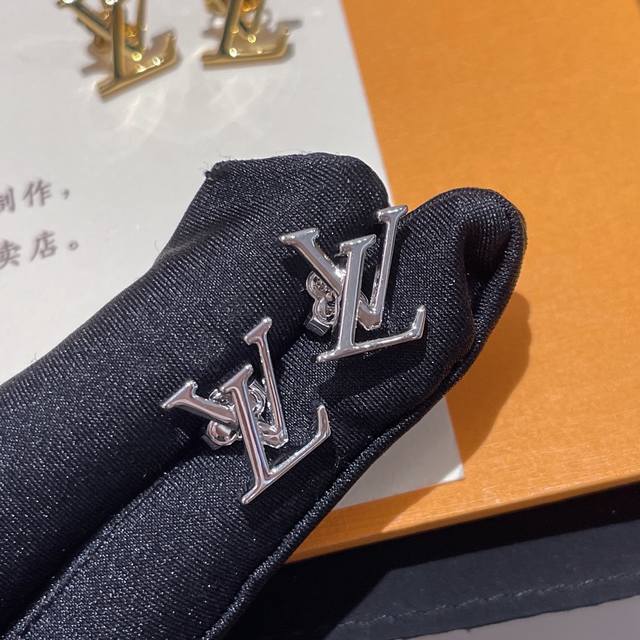 Item No. Led0043 Silver Item No. Led0044 Gold LV Latest Letter Stud Earrings, Sm