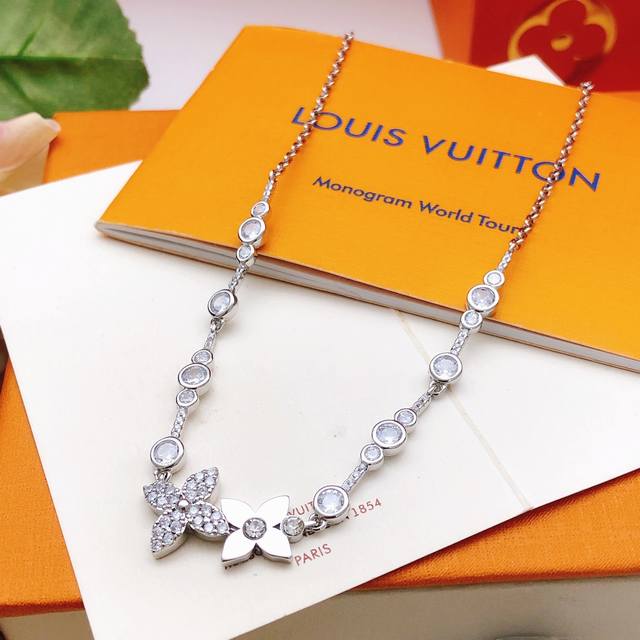 Item No. Lxl0383 Lv* Latest silver diamond-encrusted necklace, same batch as the