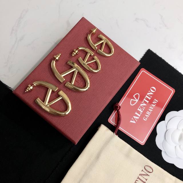 大号、小号 Valentino 华伦天奴 耳环重磅新品火爆网络来了 简约大方 时尚百搭 金色耳钉专柜一致 火爆款出货 设计独特 前卫 美女必备款！