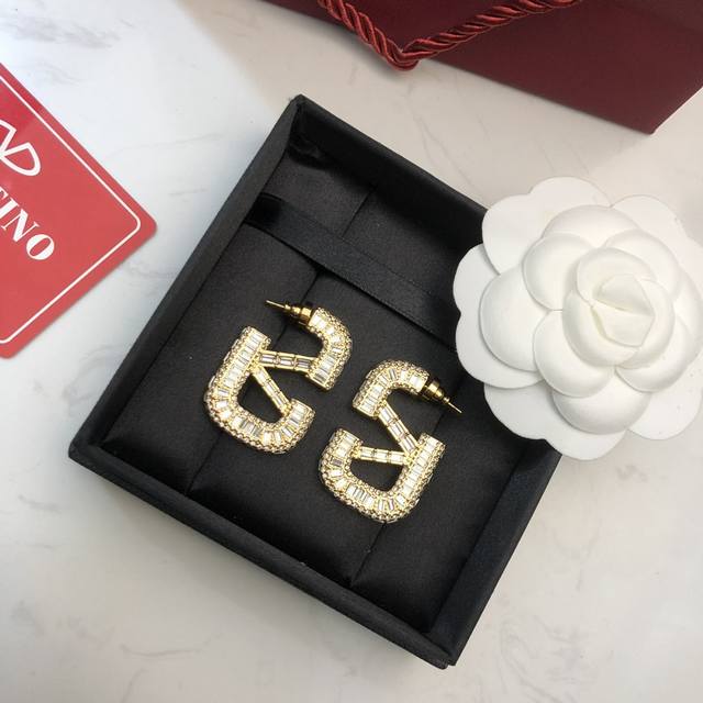 Valentino.华伦天奴专柜 新款 火爆古钻抛弃了一贯的铆钉元素 化繁为简 更加精致耐看 浪漫情怀唯美主义 甜美清新款 夏日必备单品 精选正品一致材质