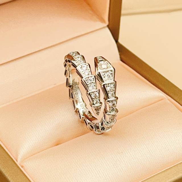 Sizes: 6, 7, 8 Latest Bvlgari silver anvil snake head ring, made of the same bat