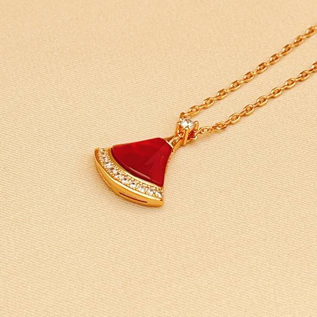 This is the latest Bvlgari red fan-shaped diamond-encrusted rose gold small neck
