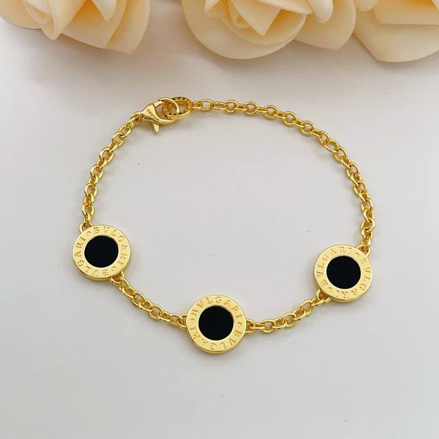 Bvlgari's latest gold and black mother-of-pearl bracelet, made of the same Z bat