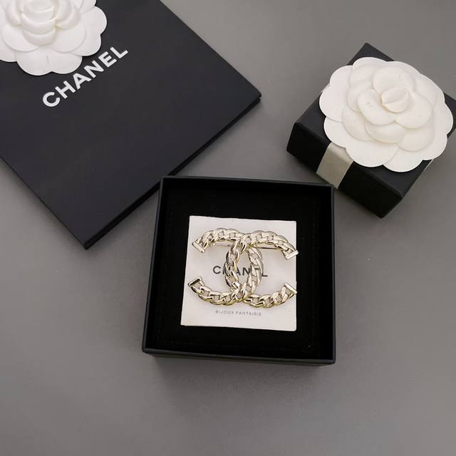 We present the Z 4900 double C chain brooch! The latest Spring/Summer 2024 colle