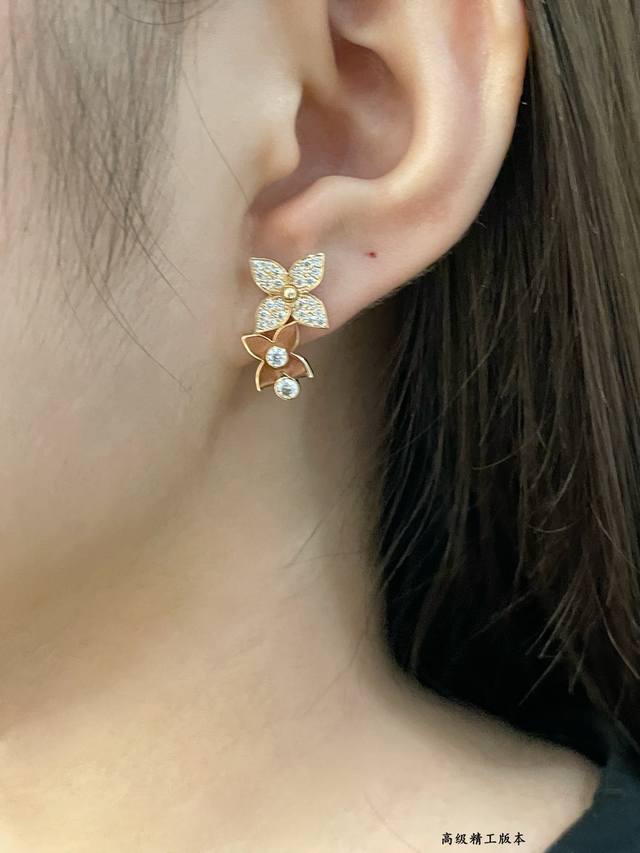 V Gold Material LV Two-Flower Diamond Stud Earrings. The petals are outlined wit