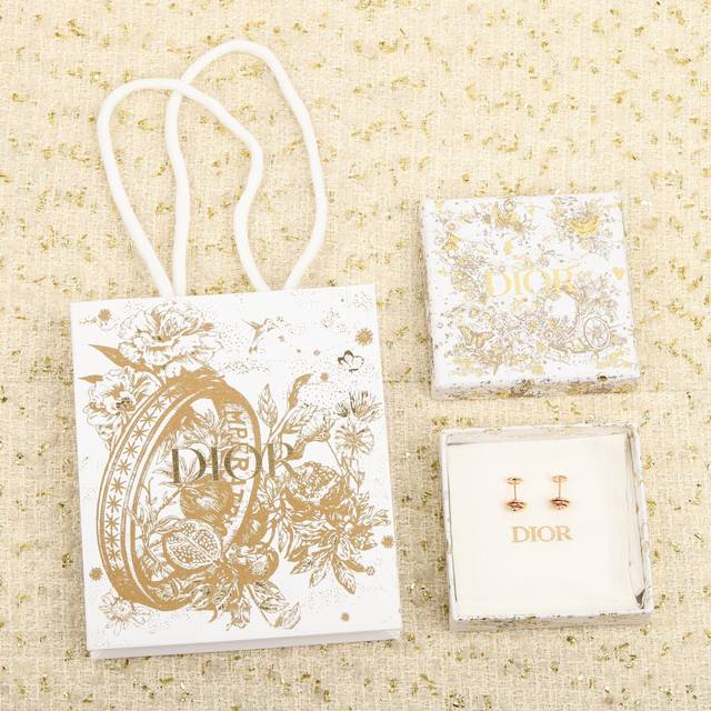 我们出品 玫瑰花耳钉 可以订制真金真钻，量大咨询客Fu 维多利娅 德卡斯特兰 Victoire De Castellane 设计的Couture 系列突显绽放的