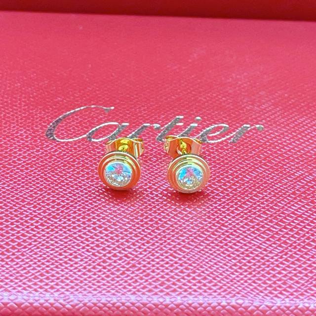 Cartie*最新款卡地亚金色镶钻耳钉 一致Z批黄铜材质，非常的上镜设计很特别值得入手高级手工坊系列