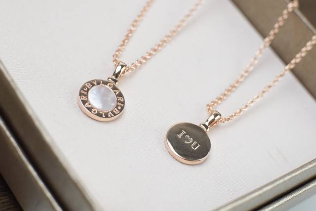 Bvlgari Shell Necklace: The combination of white mother-of-pearl and the "IU" le