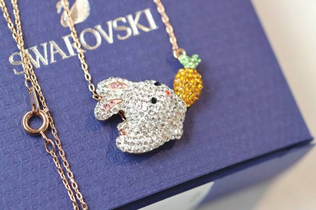 Swarovski 本命年 生肖兔 满钻萌兔系列项链 这款项链是您在兔年佩戴的可爱单品。悬挂于镀玫瑰金链上,可爱的链坠之上是一只小兔子追着一根胡萝卜,仿水晶通过 Swarovski 本命年 生肖兔 满钻萌兔系列项链 这款项链是您在兔年佩戴的可爱单品。悬挂于镀玫瑰金链上,可爱的链坠之上是一只小兔子追着一根胡萝卜,仿水晶通过