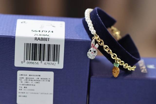 Swarovski 本命年 生肖兔 满钻萌兔水晶珍珠手链是迎接兔年到来的可爱方式。 俏丽的链坠通过批Ointiage专利技术被仿水晶覆盖,并悬挂在一半仿水晶珍珠 Swarovski 本命年 生肖兔 满钻萌兔水晶珍珠手链是迎接兔年到来的可爱方式。 俏丽的链坠通过批Ointiage专利技术被仿水晶覆盖,并悬挂在一半仿水晶珍珠