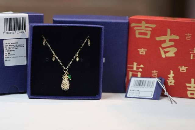 Swarovski 菠萝锁骨项链。 Swarovski 菠萝锁骨项链。