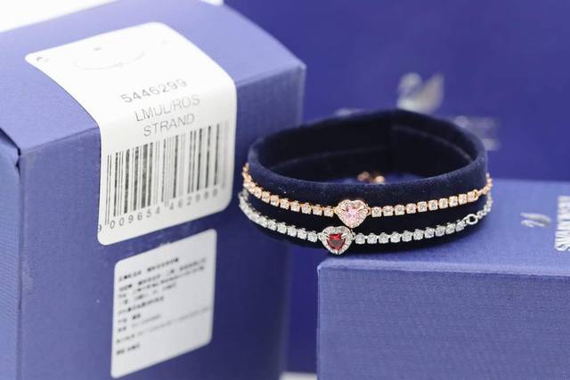 Swarovski 粉钻红钻爱心 桃心抽拉式手链 这款清新浪漫的手链,揉合了闪烁耀眼的粉红色心形仿水晶及Swarovski仿水晶爪链,可为场合的装扮增添迷人魅力 Swarovski 粉钻红钻爱心 桃心抽拉式手链 这款清新浪漫的手链,揉合了闪烁耀眼的粉红色心形仿水晶及Swarovski仿水晶爪链,可为场合的装扮增添迷人魅力