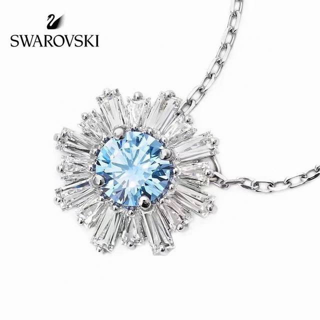 Swarovski 雏菊 蓝色太阳花锁骨项链 让这款可爱的吊坠为生活增添光彩,也作为向施华洛世奇 125 周年纪念的献礼。蓝色宝石是瞩目的中心,用白色宝石装点的 Swarovski 雏菊 蓝色太阳花锁骨项链 让这款可爱的吊坠为生活增添光彩,也作为向施华洛世奇 125 周年纪念的献礼。蓝色宝石是瞩目的中心,用白色宝石装点的