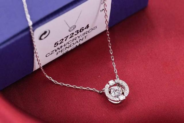 Swarovski 白金色 跳动的心锁骨项链 这款典雅迷人的套装密镶仿水晶，缀有一颗闪亮悦目、悬浮的白色Swarovski仿水晶，奢华耀眼，又玩味十足。