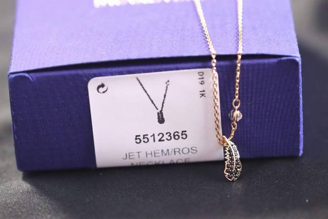 Swarovski 黑白羽毛 单钻锁骨项链 时尚十足的羽毛装饰、透明色密镶Swarovski仿水晶，使其可提升任何造型的魅力指数。适合顽皮乖巧的朋友。