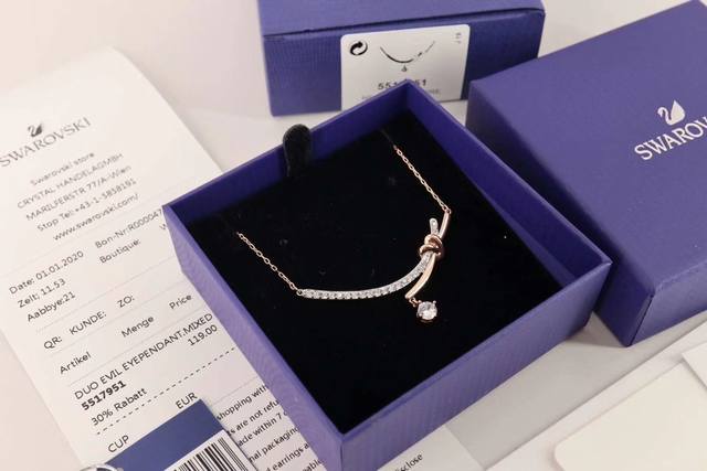 Swarovski 玫白分色 爱的扭结 锁骨项链 这款闪亮迷人的Swarovski仿水晶则展现璀璨悦目的光彩，加上匠心独运的细节，亦可让您的晚装打扮更引人瞩目。