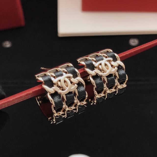 Item No. Xed0830 Ch*Nel Latest Leather Earrings, Batch Z, Brass Material DDD