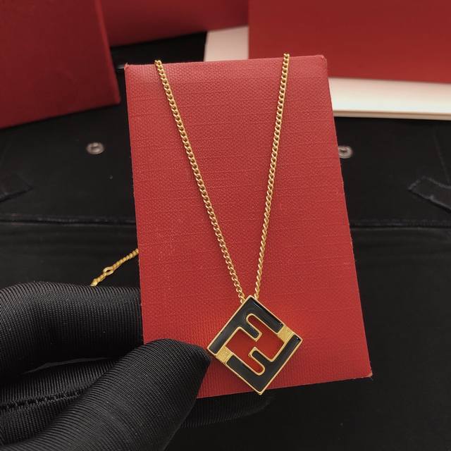 编号Fdxl0003 Fend*最新款黑色项链 一致Z批黄铜材质