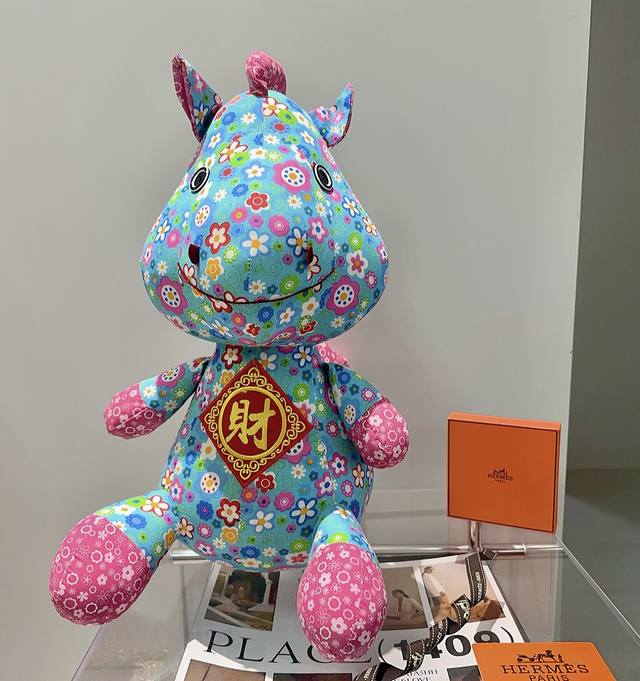 马年爆款来袭 爱马仕官网首发新品玩偶独家高品质发售 出口法国订单新品发布 ，爱马仕的一款经典马公仔 纯手工制作工艺 质感 饱满度全部到位 现货不多，手慢无 超级