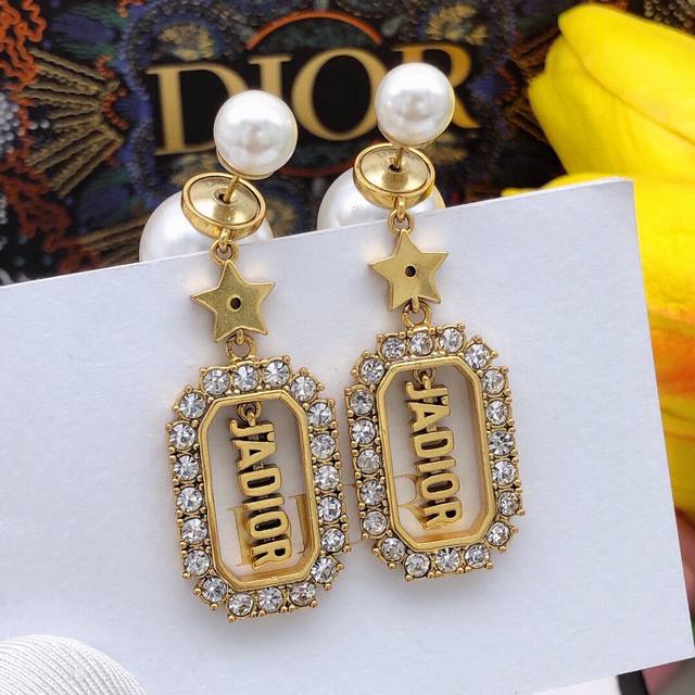 编号Ded0001 时尚流苏耳钉 热销款 市面最高版本！专柜1:1款式开模 925纯银针 专柜原版同黄铜材质！Cd经典Logo迪奥耳吊 女神必备 超级显脸瘦