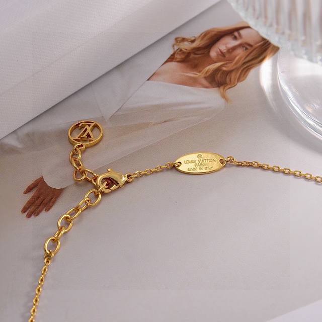 LV necklace brings a fashionable and interesting look. The brilliant cut makes t