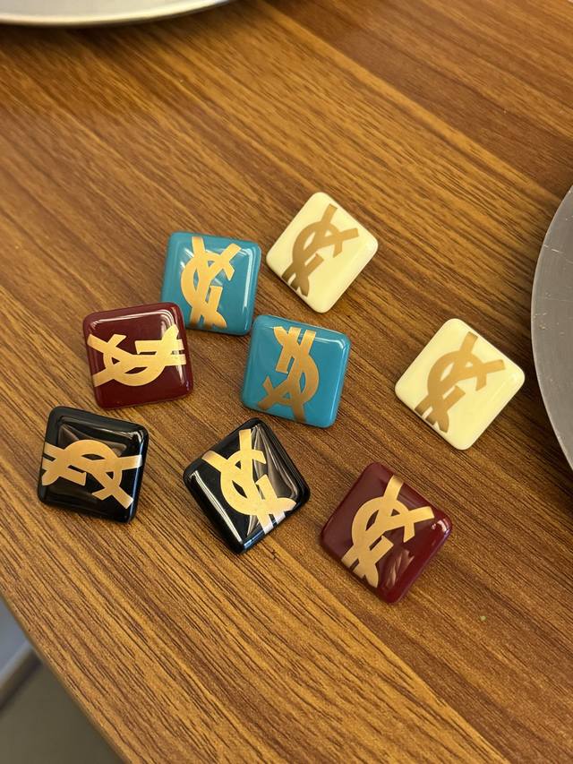 圣罗兰耳钉 金属质感超强,原装黄铜材质,优雅、抽象、大胆,潮人必备款。 圣罗兰耳钉 金属质感超强,原装黄铜材质,优雅、抽象、大胆,潮人必备款。