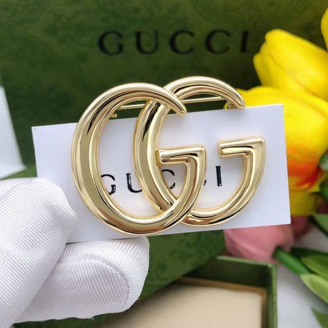 Item No. Gxz0009 Gucci's latest Gg smooth gold brooch. Gg is really starting to