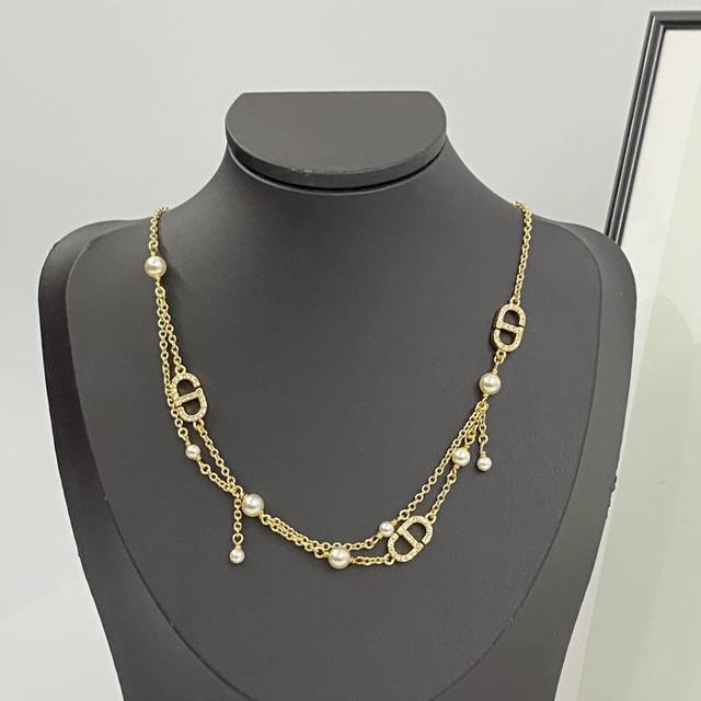 编码N859 Dior项链热销款火爆上新 迪奥Cd双层流苏珍珠项链 珍珠链条搭配仿水晶Cd元素，精致可爱，简单大方又气质 双层链条自带叠戴效果，美貌值Max