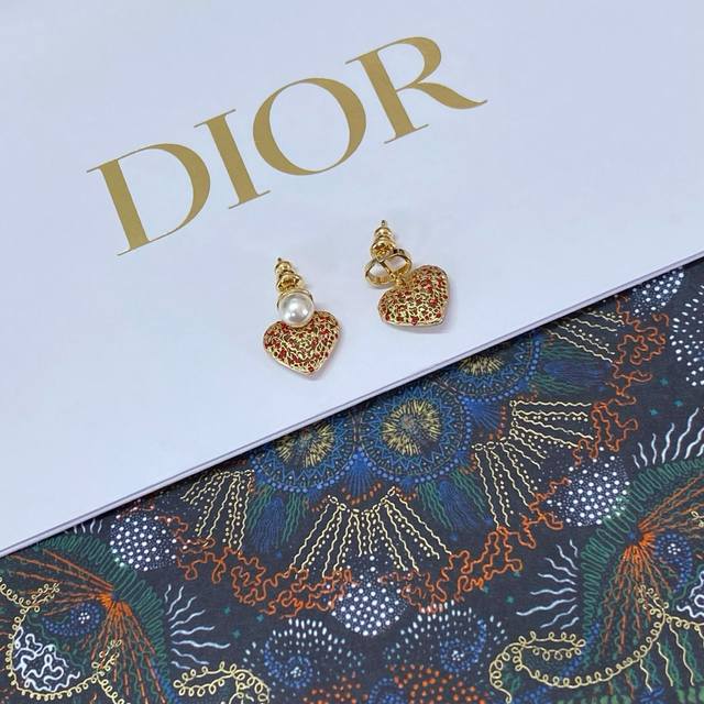 高品质 细节如图 25年限定情人节爱心现货秒发 这款Dor的爱与浪漫之情致敬的Dior Amour 限定系列突显彼得罗 鲁福 pietro Ruffo 设计的C