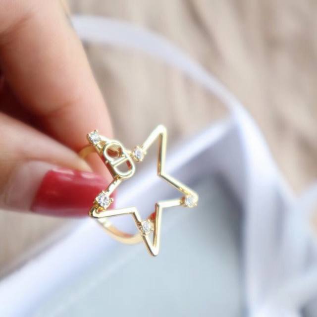 迪奥戒指又一爆款来袭！也是一眼就会让人爱上的一款戒指！专柜最新款！此款不得不着重推荐一下，真的非常显气质的一个款式！大爱款！纯手工打磨！质感超级好！实物美太多！